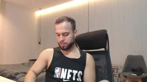 Snapshot of sandro_best chatting on 11/13/25, 07:18 DeAlex online show from 11/13/25, 07:18