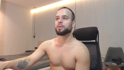 Snapshot of sandro_best chatting on 11/14/25, 11:42 DeAlex online show from 11/14/25, 11:42