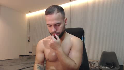 Snapshot of sandro_best chatting on 11/17/25, 09:37 DeAlex online show from 11/17/25, 09:37