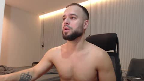 Snapshot of sandro_best chatting on 11/18/25, 10:09 DeAlex online show from 11/18/25, 10:09