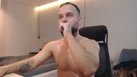 Snapshot of sandro_best chatting on 11/19/25, 06:57 DeAlex online show from 11/19/25, 06:57