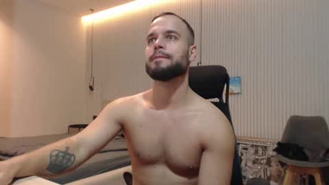 Snapshot of sandro_best chatting on 11/20/25, 06:18 DeAlex online show from 11/20/25, 06:18