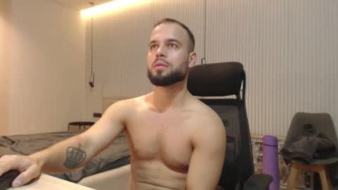 Snapshot of sandro_best chatting on 11/24/25, 02:22 DeAlex online show from 11/24/25, 02:22