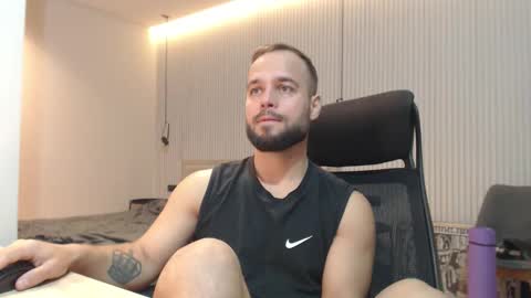 Snapshot of sandro_best chatting on 11/24/25, 02:28 DeAlex online show from 11/24/25, 02:28