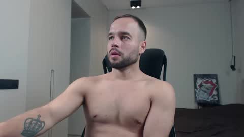 Snapshot of sandro_best chatting on 12/14/25, 05:07 DeAlex online show from 12/14/25, 05:07