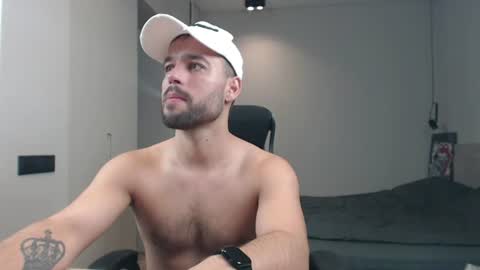 Snapshot of sandro_best chatting on 06/19/26, 09:35 DeAlex online show from 06/19/26, 09:35