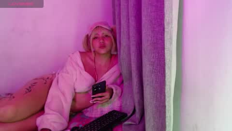 Snapshot of sandy_straw chatting on 10/17/25, 04:37 sandy_straw online show from 10/17/25, 04:37