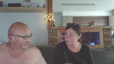 Snapshot of sanroom chatting on 10/23/25, 01:54 sanroom online show from 10/23/25, 01:54