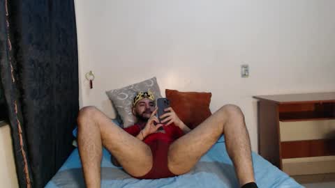 Snapshot of santiexxx chatting on 11/01/25, 12:23 santiexxx online show from 11/01/25, 12:23