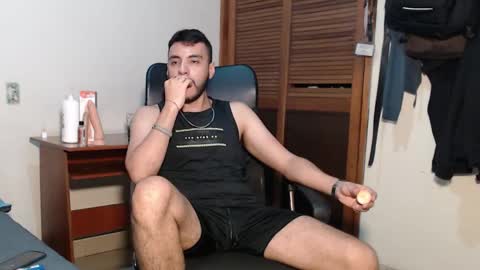Snapshot of santiexxx chatting on 12/14/25, 12:49 santiexxx online show from 12/14/25, 12:49