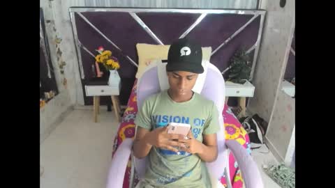 Snapshot of santy_bigcock_01 chatting on 11/18/25, 11:36 santy online show from 11/18/25, 11:36