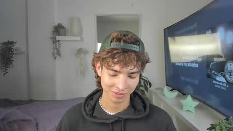 Snapshot of santy_kitty chatting on 12/05/25, 02:42 kitty online show from 12/05/25, 02:42