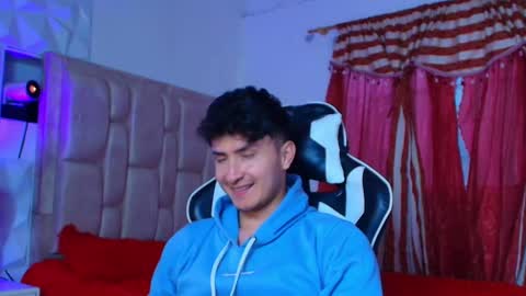 Snapshot of santyago_taylor chatting on 12/20/24, 10:43 Santyago online show from 12/20/24, 10:43