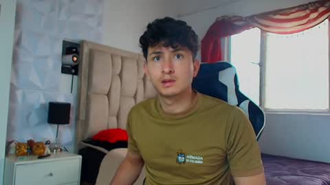 Snapshot of santyago_taylor chatting on 01/28/25, 01:27 Santyago online show from 01/28/25, 01:27