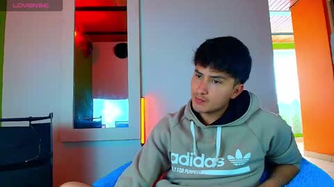 Snapshot of santyago_taylor chatting on 11/26/25, 07:04 Santyago online show from 11/26/25, 07:04