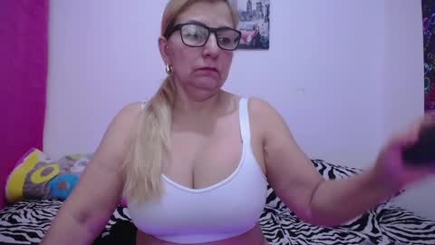 Snapshot of sara211 chatting on 12/22/24, 11:11 sara online show from 12/22/24, 11:11