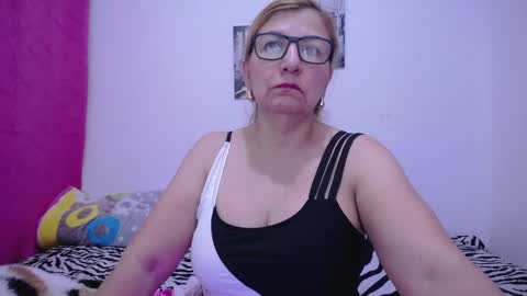 Snapshot of sara211 chatting on 12/24/24, 11:17 sara online show from 12/24/24, 11:17