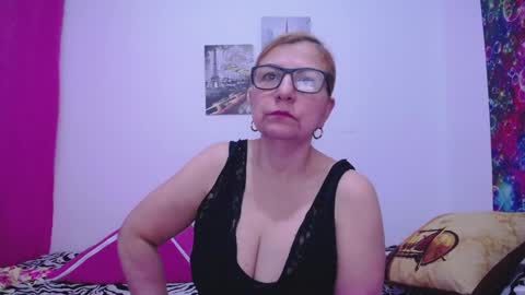 Snapshot of sara211 chatting on 12/31/24, 12:15 sara online show from 12/31/24, 12:15