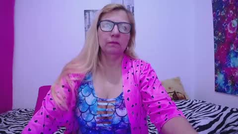 Snapshot of sara211 chatting on 01/04/25, 12:05 sara online show from 01/04/25, 12:05