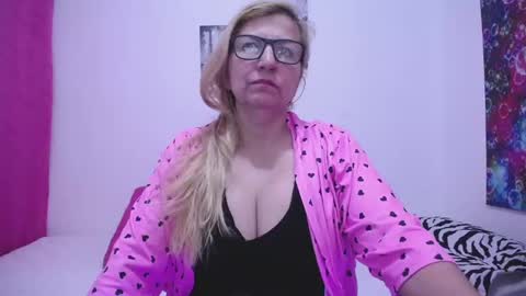 Snapshot of sara211 chatting on 01/08/25, 01:20 sara online show from 01/08/25, 01:20