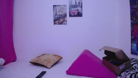 Snapshot of sara211 chatting on 01/15/25, 11:21 sara online show from 01/15/25, 11:21