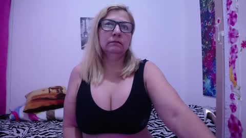 Snapshot of sara211 chatting on 01/29/25, 10:27 sara online show from 01/29/25, 10:27