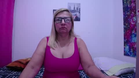 Snapshot of sara211 chatting on 02/01/25, 04:00 sara online show from 02/01/25, 04:00