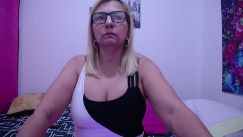 Snapshot of sara211 chatting on 02/10/25, 01:46 sara online show from 02/10/25, 01:46