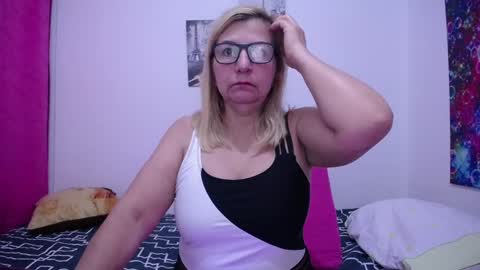 Snapshot of sara211 chatting on 02/10/25, 01:55 sara online show from 02/10/25, 01:55