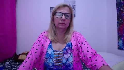 Snapshot of sara211 chatting on 02/14/25, 03:26 sara online show from 02/14/25, 03:26