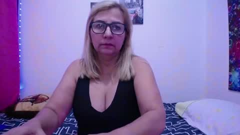 Snapshot of sara211 chatting on 02/14/25, 09:43 sara online show from 02/14/25, 09:43