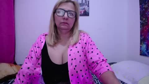 Snapshot of sara211 chatting on 02/15/25, 03:39 sara online show from 02/15/25, 03:39