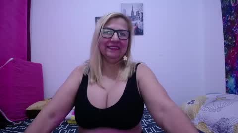 Snapshot of sara211 chatting on 02/22/25, 11:35 sara online show from 02/22/25, 11:35