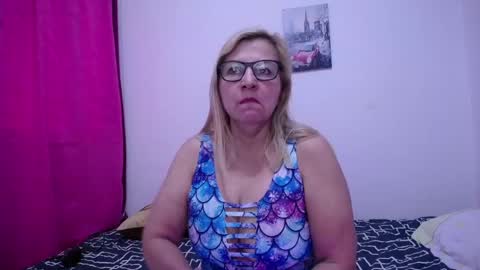 Snapshot of sara211 chatting on 02/24/25, 04:04 sara online show from 02/24/25, 04:04