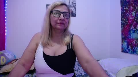 Snapshot of sara211 chatting on 03/06/25, 10:04 sara online show from 03/06/25, 10:04