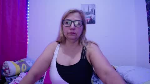 Snapshot of sara211 chatting on 03/12/25, 12:04 sara online show from 03/12/25, 12:04