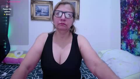 Snapshot of sara211 chatting on 09/23/25, 01:25 sara online show from 09/23/25, 01:25