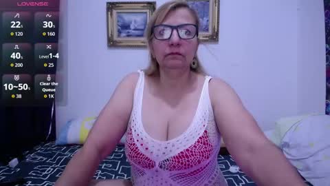 Snapshot of sara211 chatting on 09/25/25, 08:12 sara online show from 09/25/25, 08:12