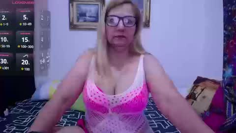 Snapshot of sara211 chatting on 09/26/25, 02:32 sara online show from 09/26/25, 02:32