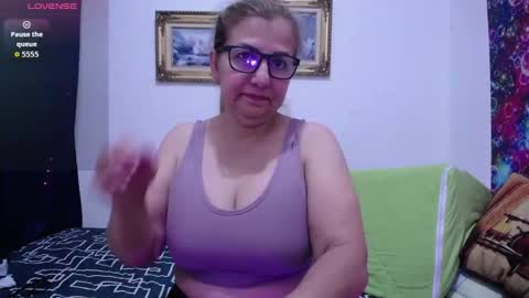 Snapshot of sara211 chatting on 10/11/25, 12:43 sara online show from 10/11/25, 12:43