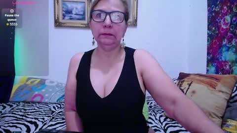 Snapshot of sara211 chatting on 10/20/25, 01:22 sara online show from 10/20/25, 01:22