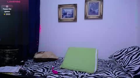 Snapshot of sara211 chatting on 10/28/25, 02:59 sara online show from 10/28/25, 02:59