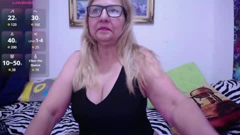 Snapshot of sara211 chatting on 10/30/25, 02:57 sara online show from 10/30/25, 02:57