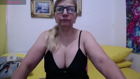 Snapshot of sara211 chatting on 04/26/26, 04:59 sara online show from 04/26/26, 04:59