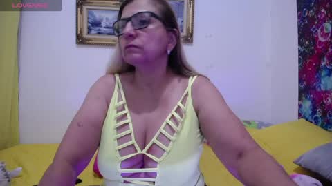 Snapshot of sara211 chatting on 05/20/26, 02:51 sara online show from 05/20/26, 02:51