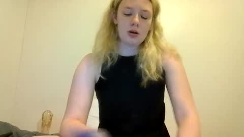 Snapshot of sara9920 chatting on 04/19/26, 12:43 sara9920 online show from 04/19/26, 12:43