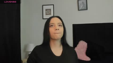Snapshot of sara_b11 chatting on 06/19/26, 06:01 sara_b11 online show from 06/19/26, 06:01