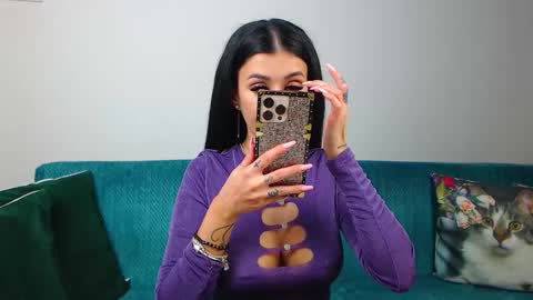 Im Sara I am happy to be here  online show from 11/21/25, 05:55