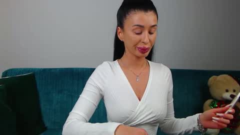 Im Sara I am happy to be here  online show from 01/08/26, 05:59