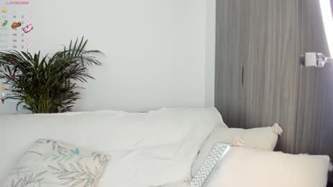 Snapshot of sara_kim_ chatting on 12/23/24, 02:24 Sara  new account  give me thomb up  Follow me   help me reach 15k followers again   online show from 12/23/24, 02:24